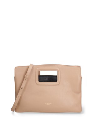 Bolso de mano de cuero beige con asa rectangular recortada y correa de hombro desmontable, pequeño texto con logo dorado en el centro del frente.