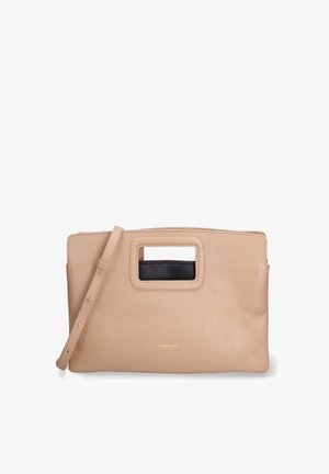Beige læderclutch med rektangulært udskåret håndtag og aftagelig skulderrem, lille guldlogo tekst midt foran.