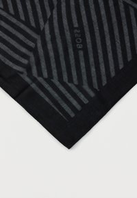 Tissu noir avec des rayures diagonales gris foncé et le mot « BOSS » subtilement intégré près du bord centre-droit.