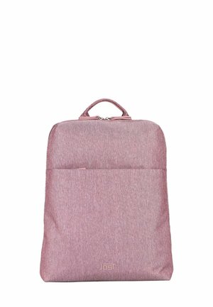 Sac à dos en tissu rose avec une texture lisse, une poignée supérieure et une poche avant. Présente un design minimaliste et un logo discret en bas.