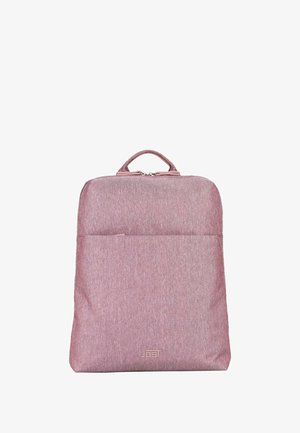 Sac à dos en tissu rose avec une texture lisse, une poignée supérieure et une poche avant. Présente un design minimaliste et un logo discret en bas.