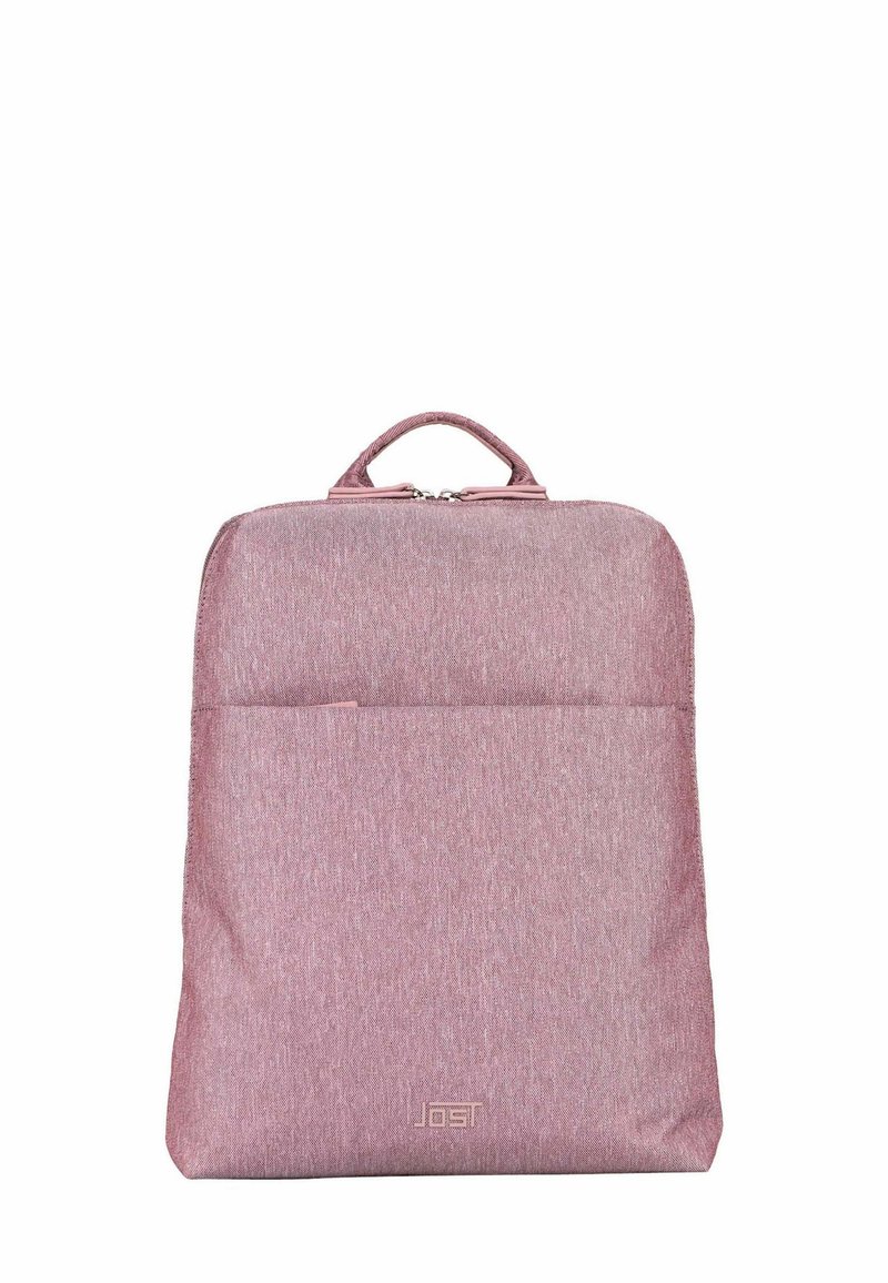 Sac à dos en tissu rose avec une texture lisse, une poignée supérieure et une poche avant. Présente un design minimaliste et un logo discret en bas.