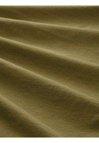 Maslinasto zelena tkanina sa glatkom teksturom, koja sadrži suptilne nabore i mekan pad. Materijal izgleda lagano i fleksibilno.