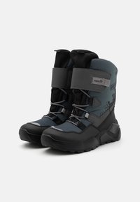 Dziecięce zimowe buty, z syntetyczną górą w kolorze granatowym i czarnym, posiadające teksturowany wzór, rzep oraz solidną czarną gumową podeszwę.