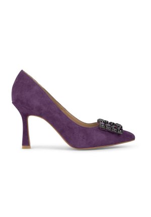Zapato de salón de ante púrpura de tacón alto con punta afilada y una embellishment decorativa de piedra preciosa negra en el empeine. Silueta y textura elegantes.