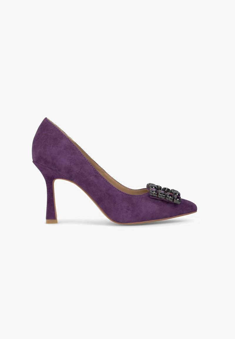 Pump in suede viola con tacco alto, dalla punta affusolata e un'elegante decorazione in pietra nera sulla tomaia. Silhouette e texture eleganti.