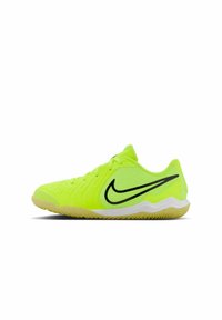 Zapatillas deportivas Nike verdes con una parte superior sintética texturizada, logo negro de la marca y suela de goma color natural. Diseñadas para rendimiento y agilidad.