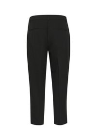 Pantalon noir sur mesure avec une texture lisse, doté d'un devant plat, de deux poches arrière et d'une longueur raccourcie. Design épuré et minimaliste.