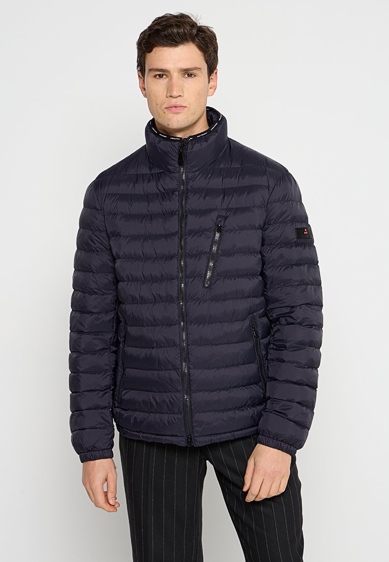 Marineblauwe pufferjas met horizontaal gestikt ontwerp, hoge kraag, ritssluiting aan de voorkant en zijzakken met slanke zwarte accenten.