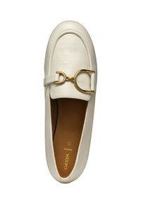 Chaussure slip-on en cuir blanc avec un accent en métal doré et un bout arrondi. L'intérieur possède une semelle en cuir marron avec un logo imprimé.