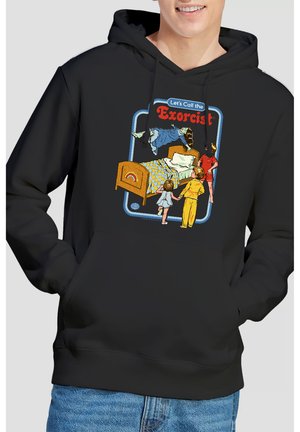 Hoodie mit farbenfrohem Motiv von drei Kindern, die ein schwebendes Mädchen über einem Bett beobachten, darüber der Text "Lasst uns den Exorzisten rufen".