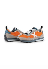 Baskets orange et gris avec une tige en suède et en toile, un design en X blanc, des lacets noirs et une semelle en caoutchouc texturée.