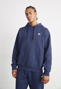 New Balance - SPORT ESSENTIALS SMALL LOGO BRUSHED HOODIE - Športni pulover - navy Miniaturna slika 1