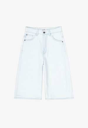 Culottes de mezclilla azul claro con cintura alta, bolsillos delanteros y cierre de cremallera. La tela es suave con detalles sutiles de costura.