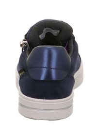 Sneakers in suede blu navy con una sovrapposizione posteriore lucida, suola in gomma bianca e colletto imbottito. Presentano un'etichetta con logo sul lato.