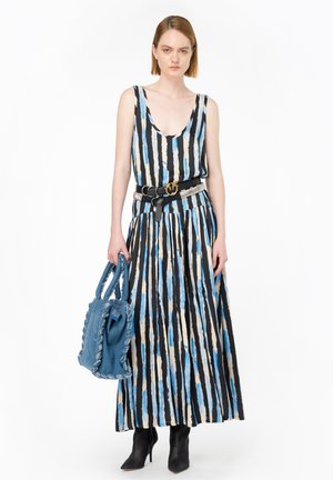 Abito lungo con scollatura a barca, caratterizzato da righe verticali nere, blu e beige. Abbinate a una cintura nera e una borsa in denim blu.