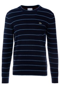 Pull Lacoste bleu marine avec des rayures horizontales bleu clair et des manches longues, arborant un petit logo crocodile vert sur la poitrine.
