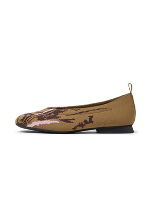 Braune Flachschuhe mit einem floralen Muster in Dunkelbraun und Pink und einem niedrigen schwarzen Absatz, seitlich auf weißem Hintergrund dargestellt.