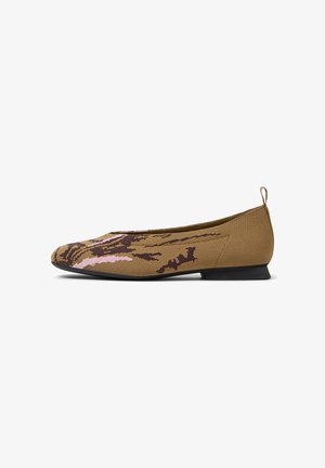 Zapato plano marrón con un patrón floral en marrón oscuro y rosa, con un bajo tacón negro, presentado en vista lateral sobre un fondo blanco.