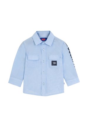 Hellblaues langärmliges Hemd mit durchgehender Knopfleiste, zwei Klappentaschen vorne sowie einem Logopatch auf der linken Tasche und Textdetail auf dem Ärmel.