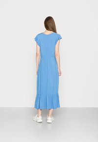 Vestido midi azul com mangas esvoaçantes, cintura ajustada e bainha rendada em camadas. Feito de tecido leve, projetado para uso casual.