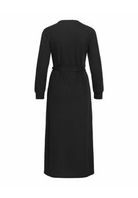 Černé dlouhé šaty s dlouhým rukávem a páskem v pase, vyrobené z žebrované látky. Mají kulatý výstřih a splývavou sukni. Jednoduchý design na zádech.