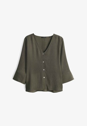 Olijfgroene V-hals blouse van gestructureerde stof, met drie knopen aan de voorkant en driekwart mouwen met brede manchetten.