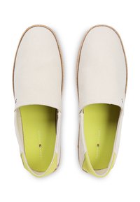 Μπεζ καμβάς παπούτσια τύπου slip-on με υφή, στρογγυλεμένη μύτη και έντονη πράσινη εσωτερική επένδυση. Διαθέτουν σόλα σε στυλ σχοινιού για καλύτερη πρόσφυση.