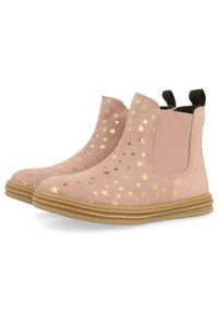 Stivaletti alla caviglia in suede rosa con motivi a stelle dorate, pannelli laterali elastici e suola in gomma, caratterizzati da una punta leggermente arrotondata e linguette per il sollevamento.
