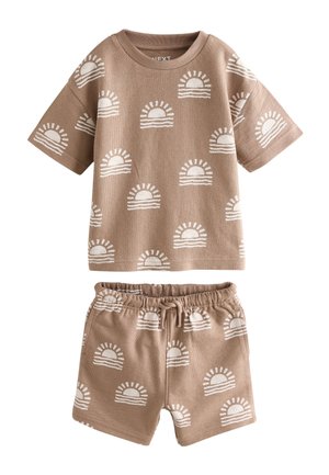 Brunt sæt med kortærmet top og shorts med hvidt sol- og bølgemønster, elastisk linning med snøre på shorts, åndbart stof.