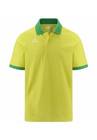 Polo giallo con colletto e polsini verdi, dotato di una patta con tre bottoni e un logo bianco sul lato sinistro del petto. Materiale in cotone.