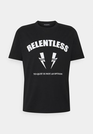 Musta T-paita, jossa valkoisella tekstillä "RELENTLESS" kahden salaman kuvan yläpuolella ja teksti "TO QUIT IS NOT AN OPTION" salamoiden alapuolella.