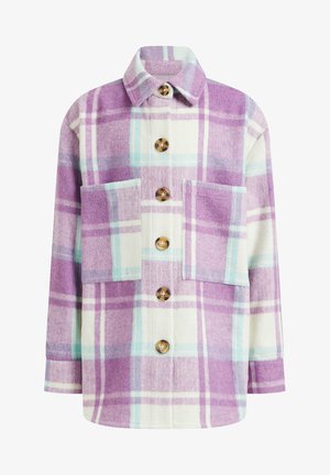 Kraciasta kurtka w kolorach fioletowym, białym i niebieskim; wykonana z miękkiego flanelowego materiału. Posiada dwie przednie kieszenie i brązowe guziki na kołnierzu.