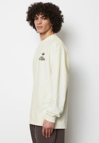 Marc O'Polo DENIM LONG SLEEVE RELAXED FRONT BACK  - Sweatshirt - egg white