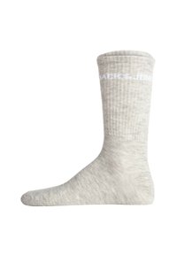 Graue, gerippte Socke mit mittlerer Wadenlänge, die ein Logo in Weiß zeigt. Der Stoff wirkt weich und glatt mit subtilen Texturvariationen.