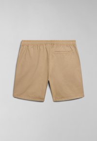 Beige shorts med elastisk talje og en enkelt baglomme. Glat, letvægtsstof med et enkelt design uden fremtrædende mønstre.