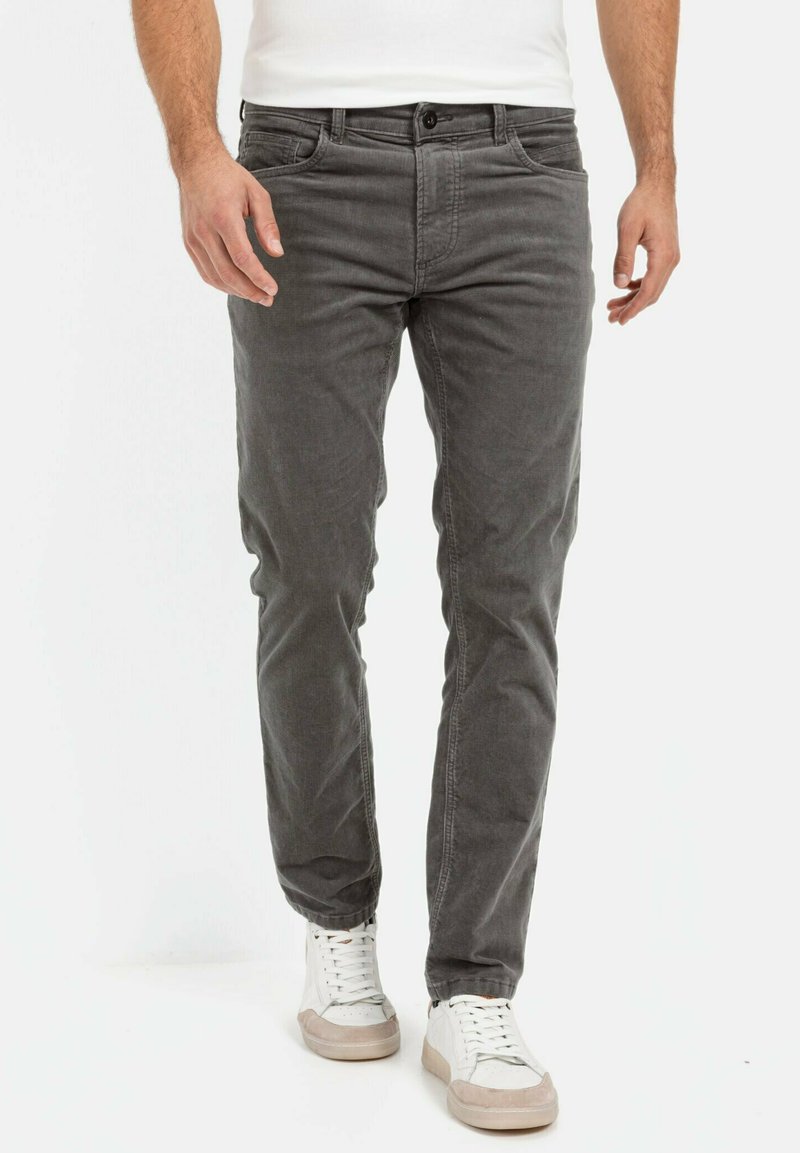Grijze katoenmix broek met een rechte pasvorm, voorzakken en een ritssluiting. Gepaarde met witte sneakers, met subtiele beige accenten.