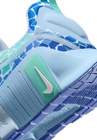 Hele sinine spordijalats, mille peal on tekstuuriga mesh kate, millel on türkiissinised aktsendid, peen roomajate muster ja valge Nike logo küljel.