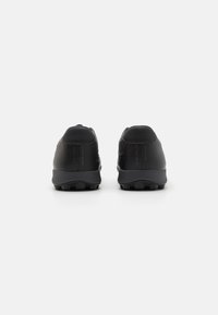 Schwarze Sportschuhe mit einer strukturierten synthetischen Oberseite, einer gepolsterten Ferse und einer gummierten Profilsohle für optimalen Halt. Mit Logodetails.