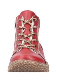 Rote Lederstiefelette mit beige Schnürsenkeln, strukturierten Sohlen und dekorativem Nähen. Reißverschlussdetail an der Seite.