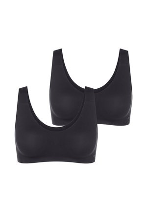 Dwa czarne bezszwowe biustonosze bez fiszbin z szerokimi ramiączkami, dekoltem w serek i gładkim wykończeniem, przedstawione na białym tle.