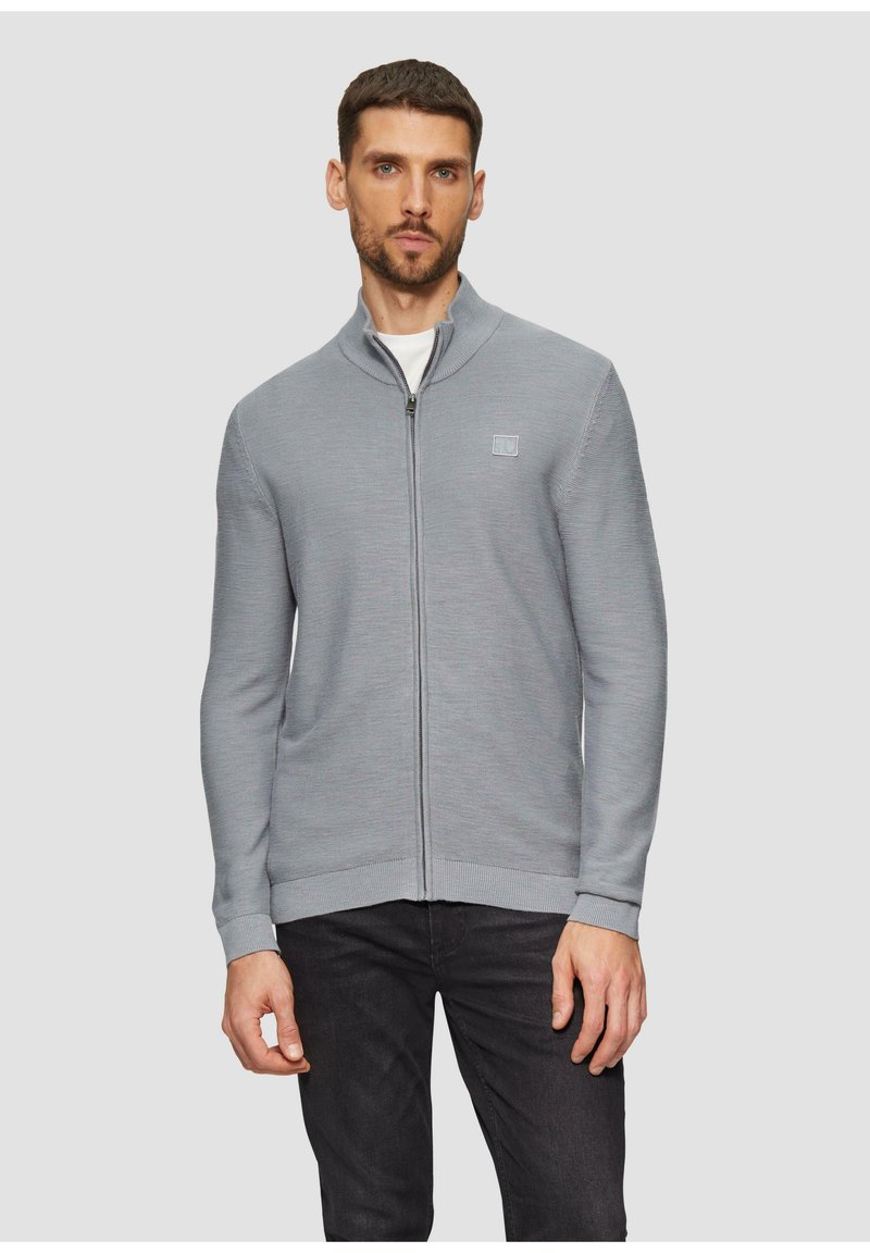 Lichtgrijze zip-up trui met hoge kraag, ribbel manchetten en tailleband, met een klein logo op de linkerborst.