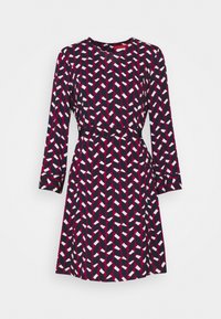 Sukienka do kolan z długimi rękawami, z granatowym tłem i geometrycznym wzorem w kolorze różowym i białym. Elastyczna talia, zaokrąglony dekolt.