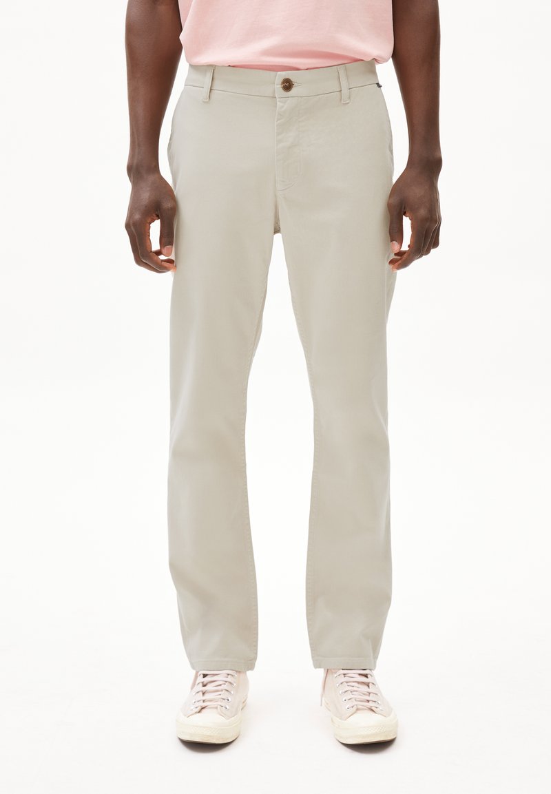 Beige broek met rechte pijpen, gemaakt van lichtgewicht stof, met een knoopsluiting aan de voorkant en zijzakken.
