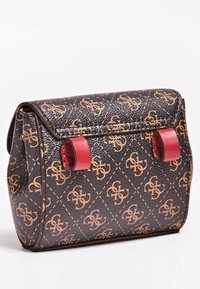 Borsa a tracolla marrone con motivo presenta una superficie testurizzata con un design monogramma. Ha dettagli in pelle rossa e una forma strutturata.
