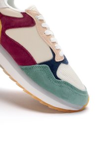 Baskets multicolores en daim et mesh ; présentent des panneaux violets, beige, verts et bleus ; lacets blancs et semelle en caoutchouc naturel.