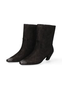 Bottines en suède noir avec un bout pointu, un design effilé et un petit talon carré. Texture lisse sans quincaillerie ou accents visibles.