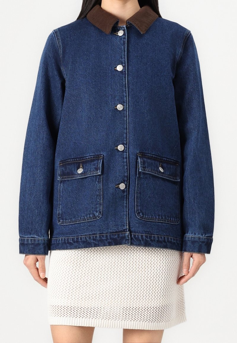 Mörkblå denimjacka med en brun kordflodds-kra. Den har silverfärgade tryckknappar, två framfickor och en avslappnad passform.