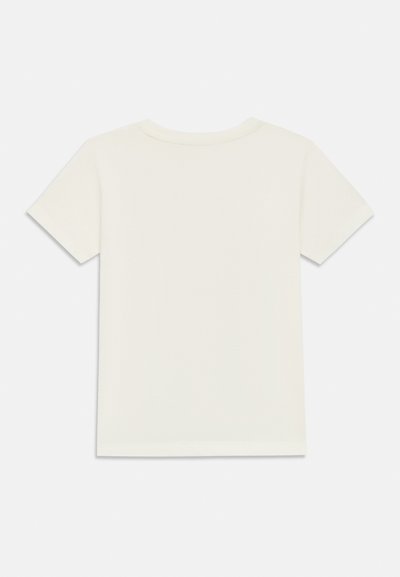 Μπεζ βαμβακερό μπλουζάκι με κοντά μανίκια και στρογγυλή λαιμόκοψη. Λείο ύφασμα, χωρίς εμφανή σχέδια ή διακοσμητικά στοιχεία. Απλή όψη από την πίσω πλευρά.