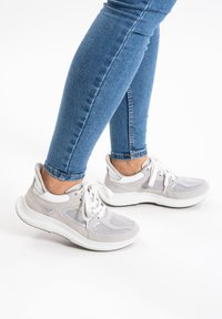 Hellgraue Turnschuhe aus Mesh- und Wildledermaterialien, mit einer weißen Sohle und Schnürsenkeln, entworfen mit einer sportlichen Silhouette.